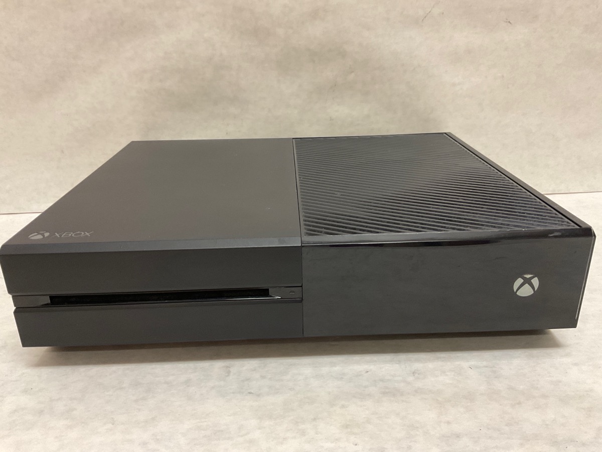 MICROSOFT XBOX ONE 500GB. POWER/HDMI CORDS AND CONTROLLER INCLUDED Good