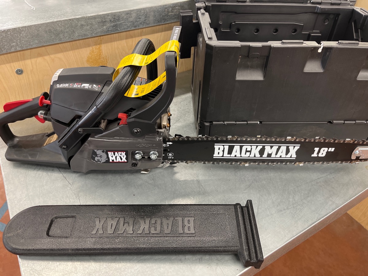 CHAIN SAW TOOLSPOWER BLACK MAX BM3818VNM, LT2048D160439; BLK CHAINSAW LIKE NEW Very Good