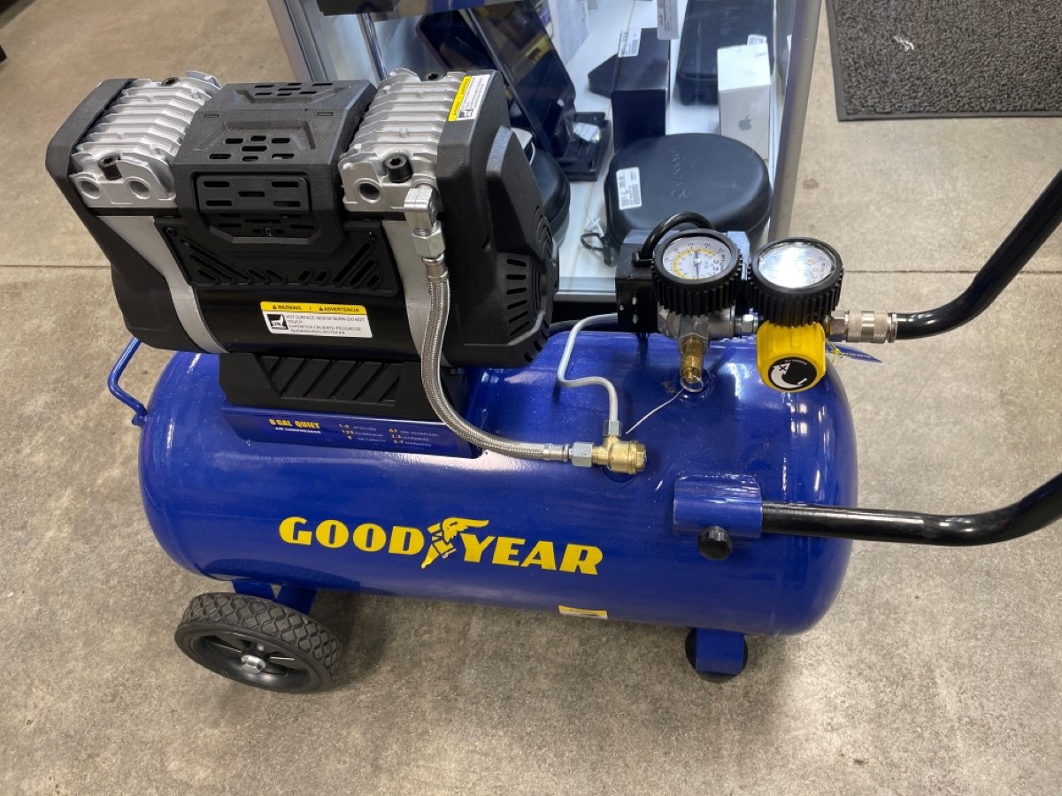 Goodyear. 8 Gallon Quiet. OilFree Horizontal Air Compressor Like New