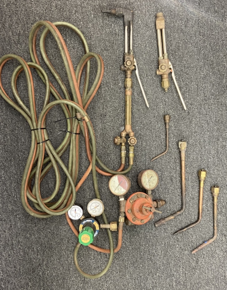 VICTOR WELDING CUTTING TORCH KIT W/ 2 VICTOR TORCHES CA2460, HOSES