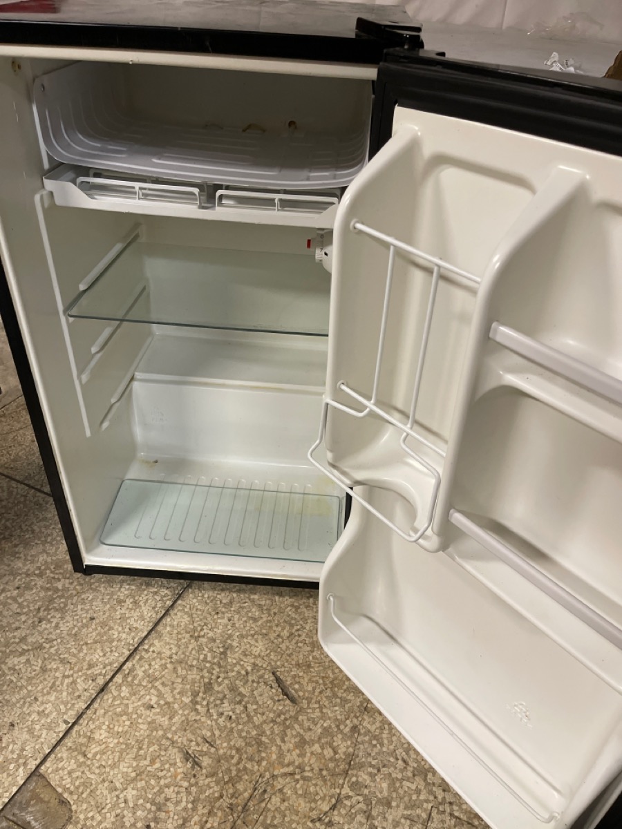 MAGIC CHEF MCBR445B1 4.4 CU FT BLACK MINI FRIDGE Very Good Buya