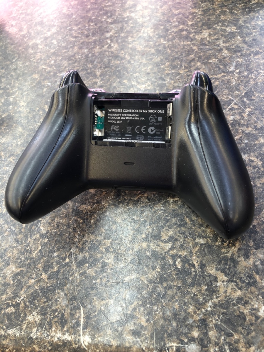 MICROSOFT XBOX ONE CONTROLLER WIRELESS 1708, FOR PARTS, USED, THUMBPAD