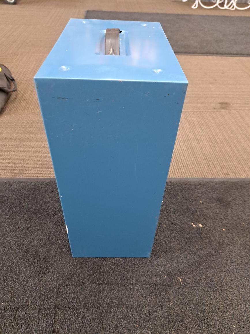 NUT/BOLT STORAGE DRAWERS,17 DRAWERS, BLUE OUTSIDE WITH HANDLE