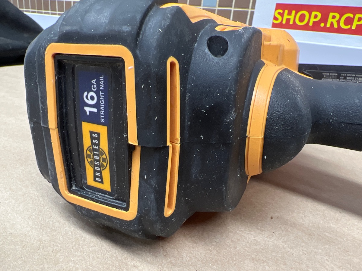 BOSTITCH 20V CORDLESS FINISH NAILER 16GA BCN662 W/ 4AH BATT 2AH BATT