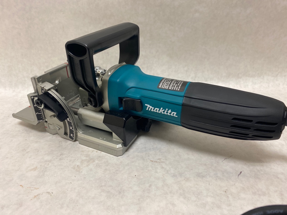 Makita Biscuit/Plate Joiner (PJ7000) 5.6 Amp 11000 RPM Adjustable Depth