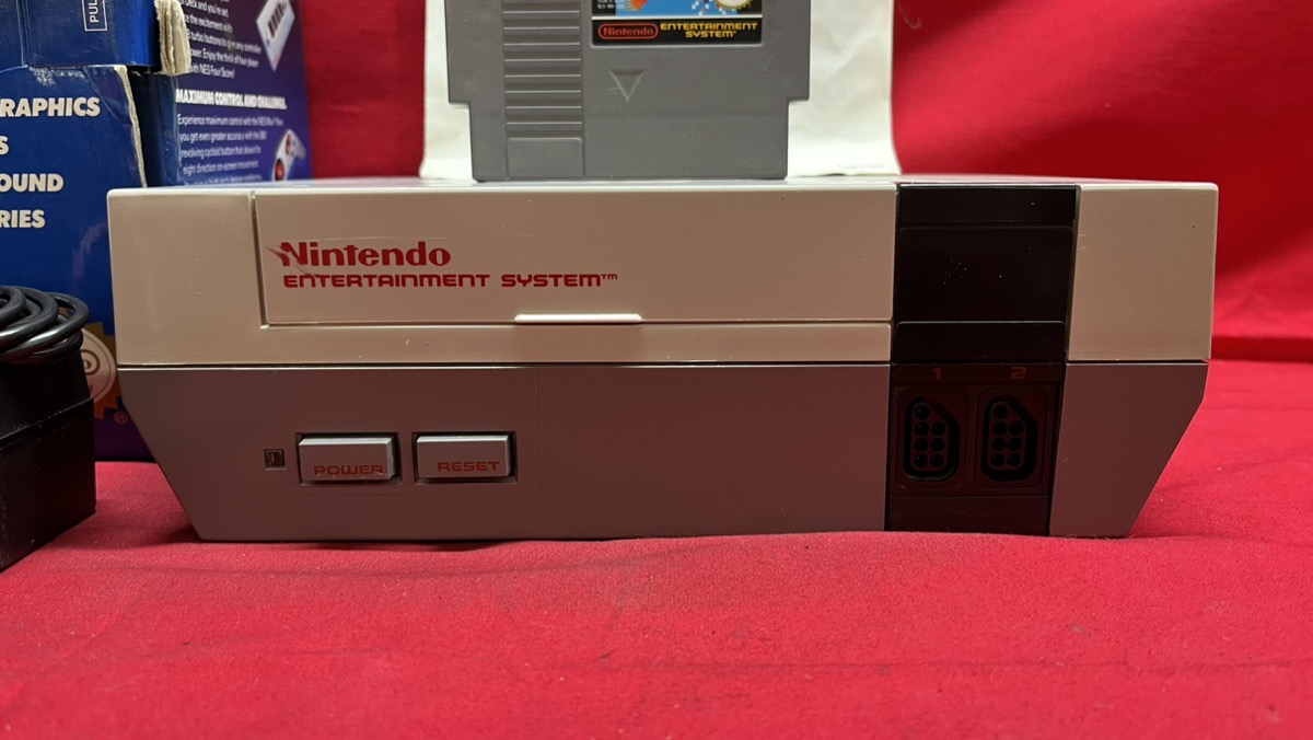 Nintendo NES001 Classic Video Game System Mario Bros / Duck Hunt w
