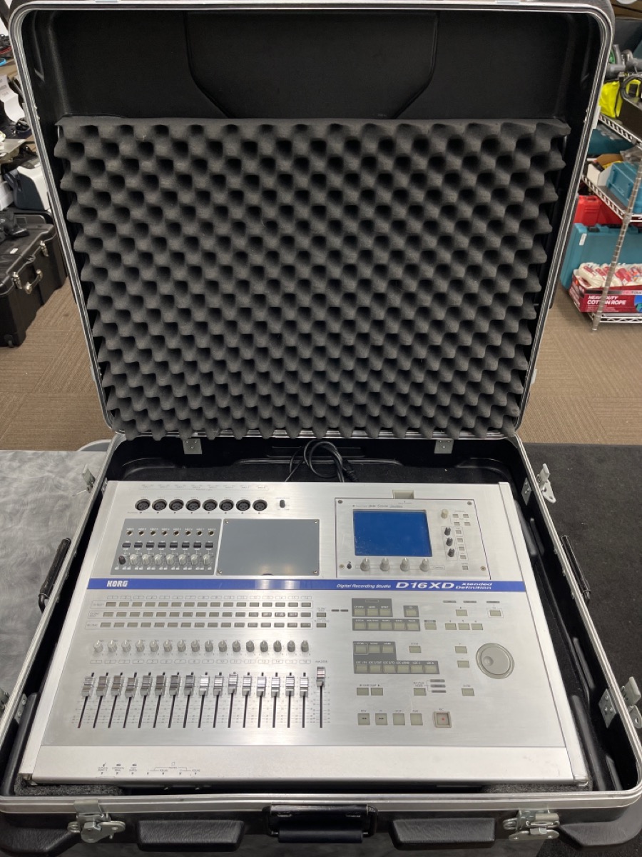 D16XD DIGITAL MIXER/RECORDING STUDIO IN CASE Good Axel