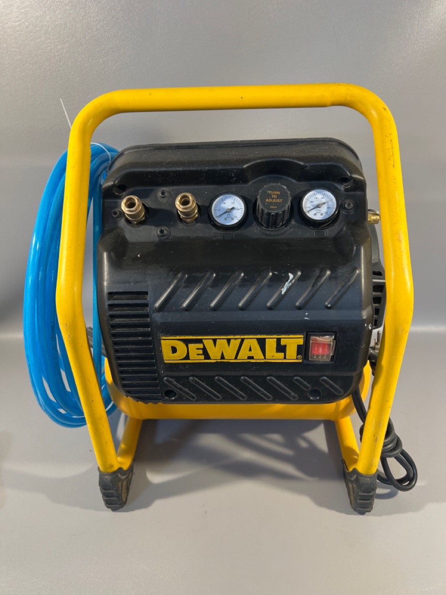 DEWALT PORTABLE AIR COMPRESSOR DWFP55130 2.5 GALLON 200 PSI WITH HOSE