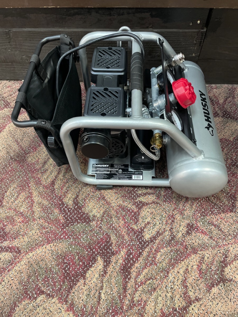 HUSKY 3300113 1 GALLON SILENT COMPRESSOR Like New Buya