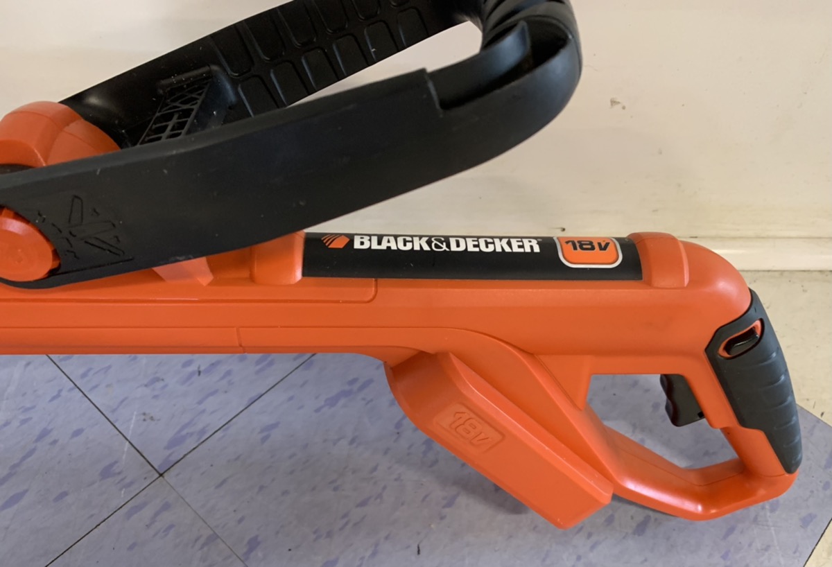 Black & Decker NST2118 18Volt Battery Powered Cordless Electric String