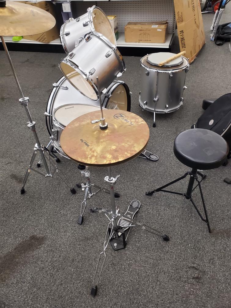 PREOWNED LUDWIG ACCENT CS CUSTOM SILVER 5PC DRUM SET WITH CYMBALS Good Capitol City Pawn