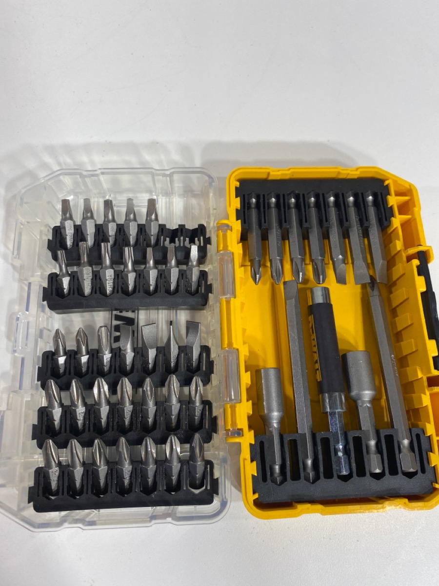 DEWALT DCD771 1/2" DRILL DRIVER WITH 2 BATTERIES/ CHARGER, AND DRILL