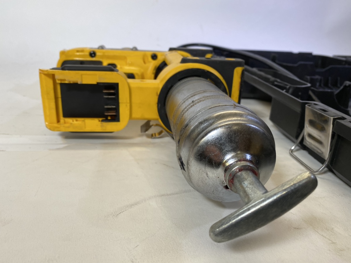 DEWALT DCGG571M1 20V Cordless Grease Gun Kit w/ 5.0Ah Battery Charger