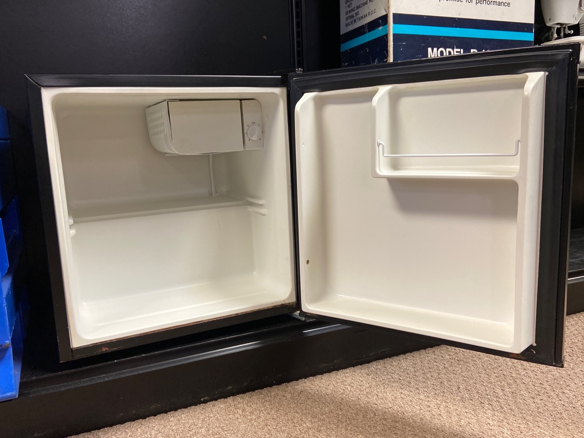 Magic Chef 1.7 cu. ft. Freezerless Mini Fridge in Black Very Good Buya