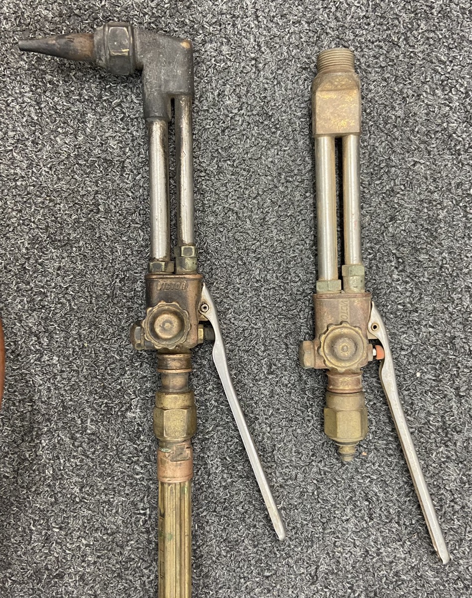 VICTOR WELDING CUTTING TORCH KIT W/ 2 VICTOR TORCHES CA2460, HOSES