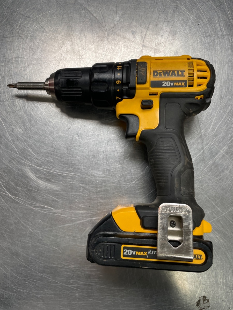 USED DEWALT DCD780 1/2" CORDLESS DRILL DRIVER W/ 1 BATTERY Good Buya