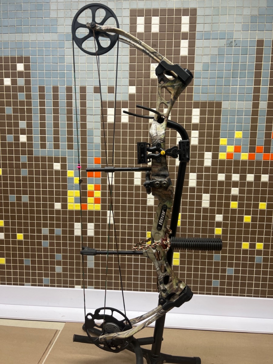 BEAR ARCHERY Bow ENCOUNTER compound bow w/ trophy ridge site Very Good