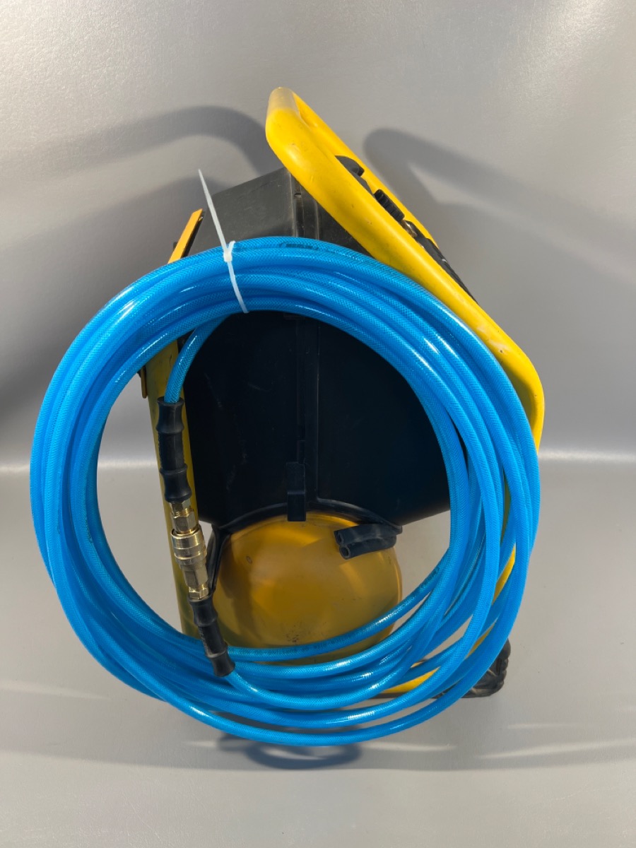 DEWALT PORTABLE AIR COMPRESSOR DWFP55130 2.5 GALLON 200 PSI WITH HOSE