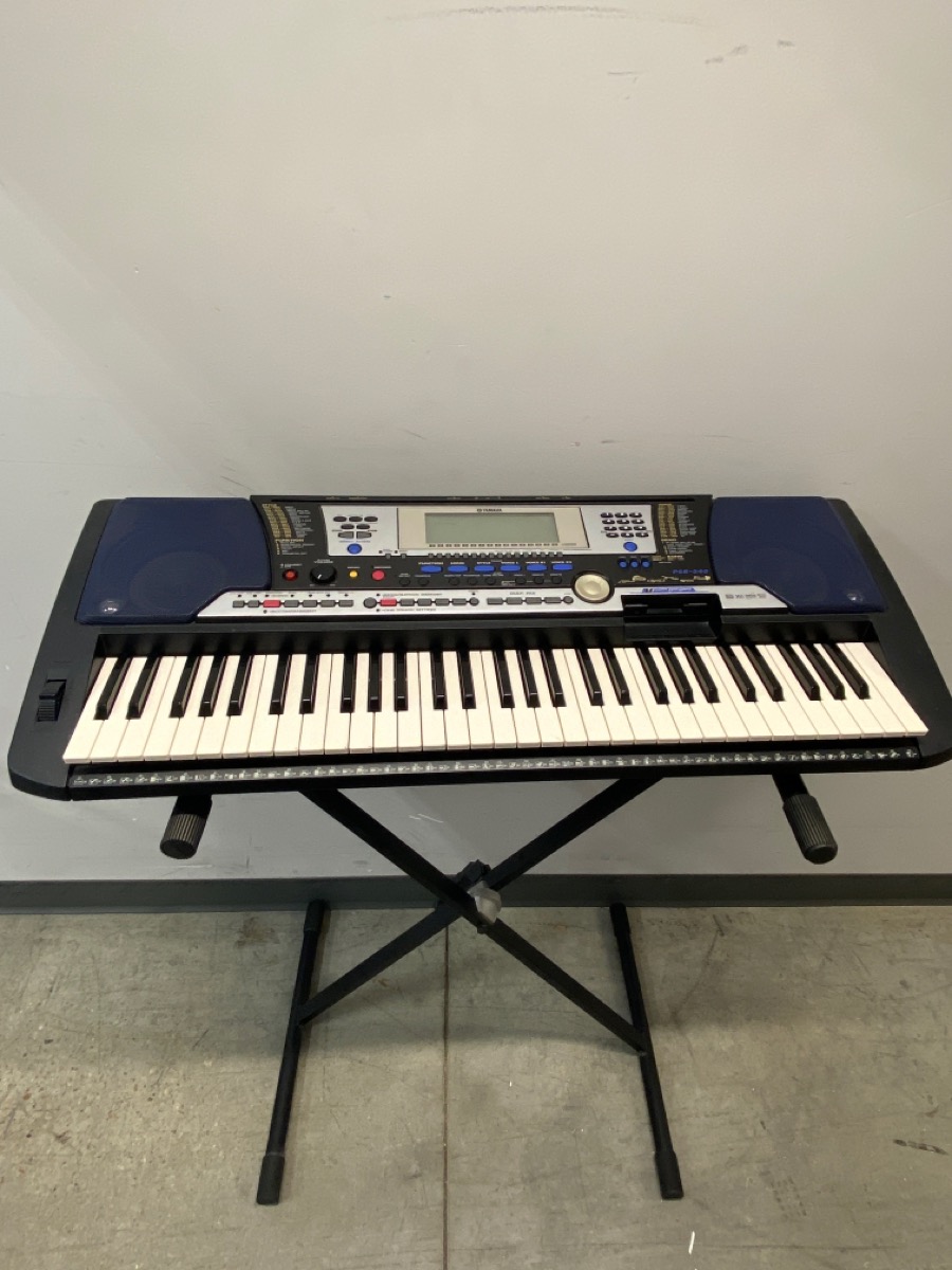 YAMAHA PSR540 61KEY KEYBOARD Good Buya