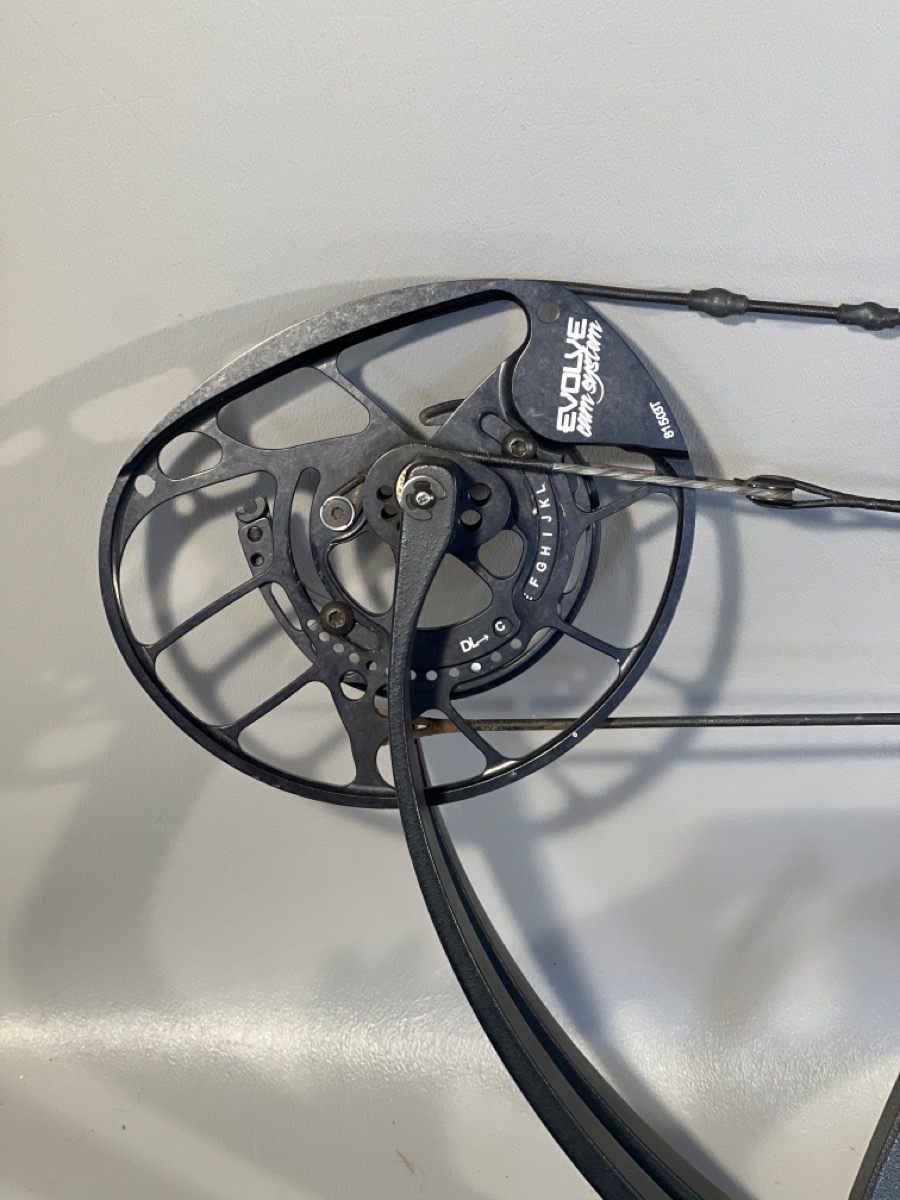 PSE ARCHERY XPEDITE COMPOUND BOW WITH WHISKER BISCUIT AND TROPHY RIDGE