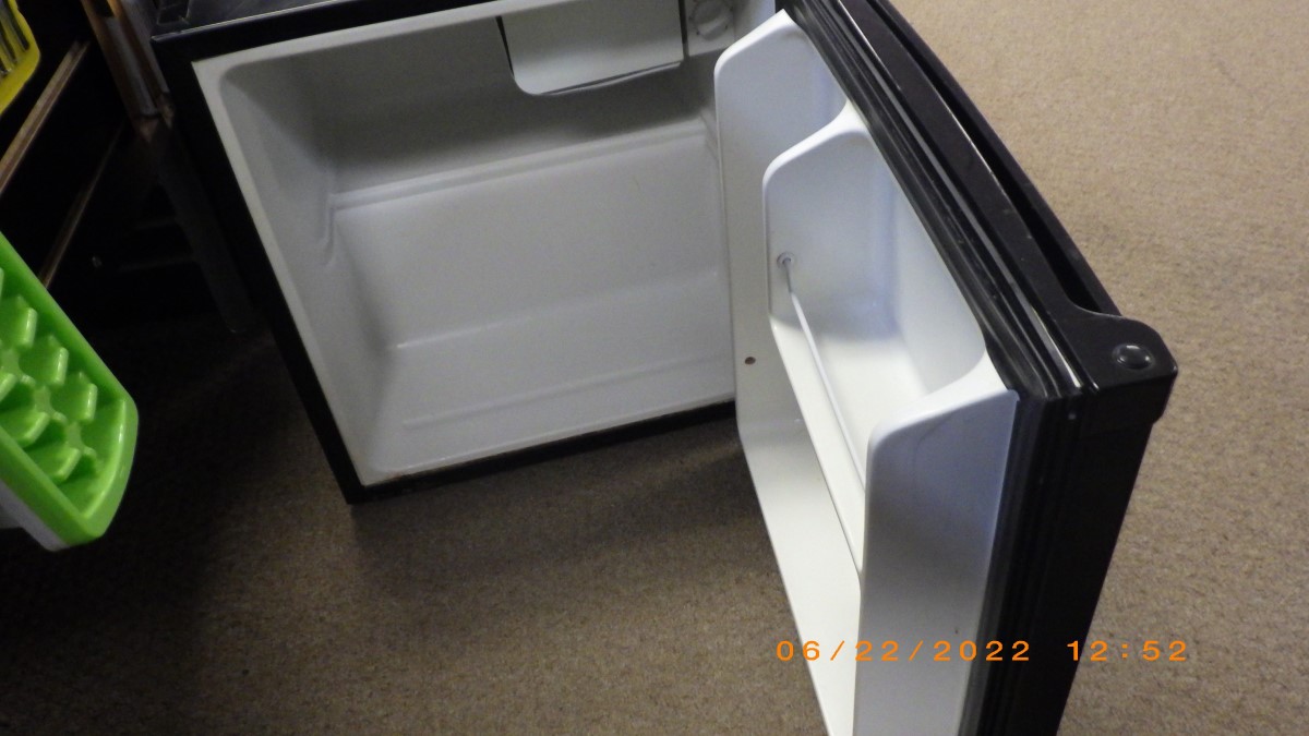 Magic Chef 1.7 cu. ft. Freezerless Mini Fridge in Black Very Good Buya