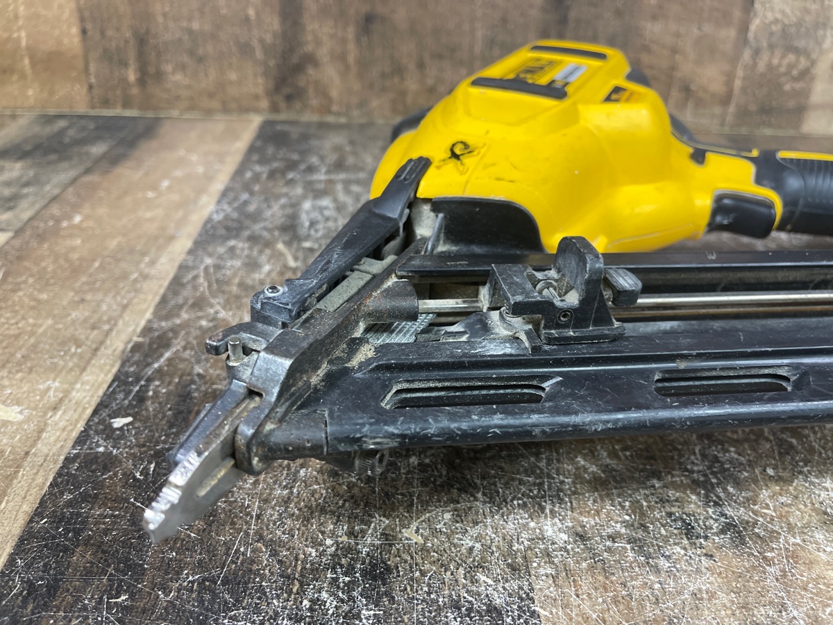 DEWALT DCN650 20V MAX XR LITHIUMION CORDLESS 15GAUGE ANGLED FINISH NAILER Very Good Buya