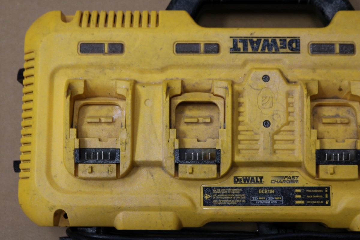 DEWALT DCB104 12V/20V 4PORT LIION FANCOOLED FAST CHARGER Acceptable