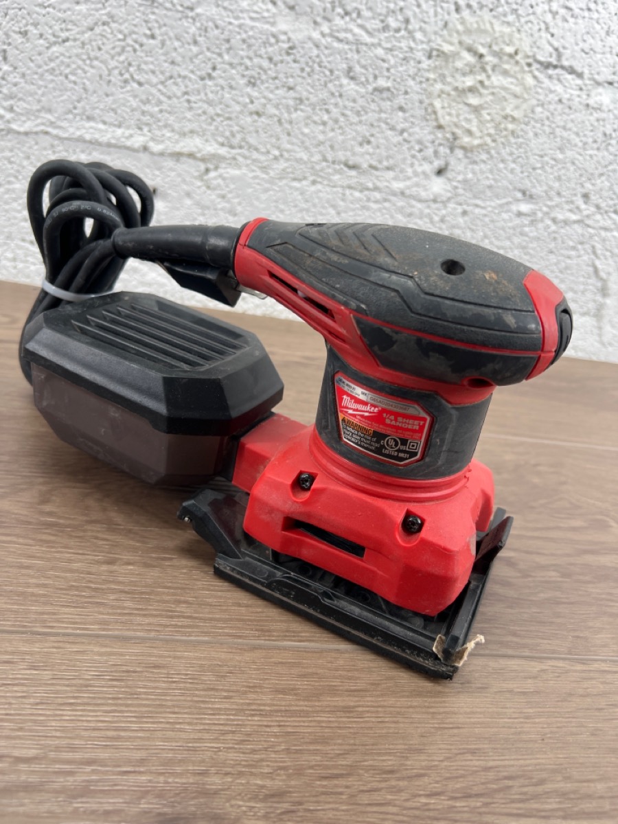 MILWAUKEE TOOLS 603321 3 AMP 1/4 SHEET CORDED PALM SANDER Very Good