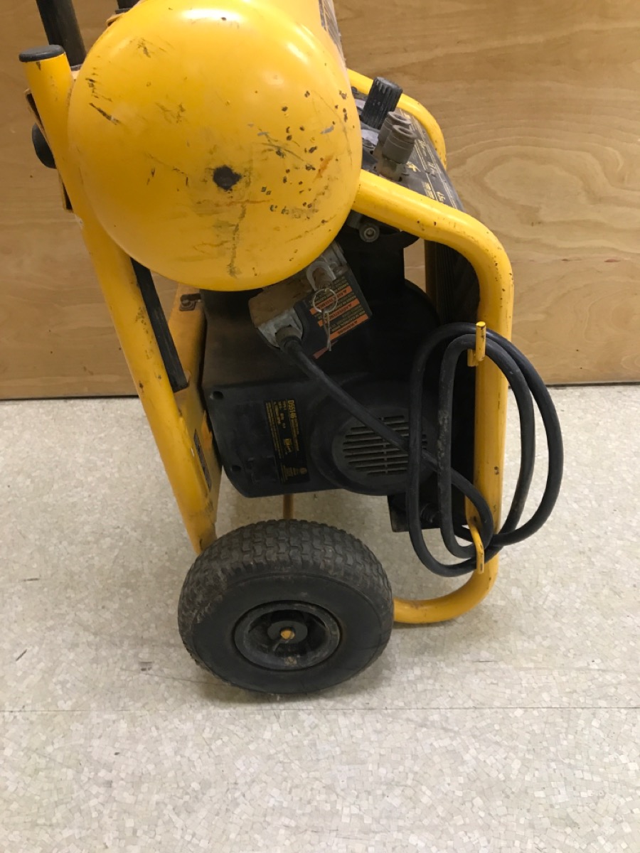 DEWALT D55146 4.5 Gal Air Compressor *PICKUP ONLY (le) Good Buya