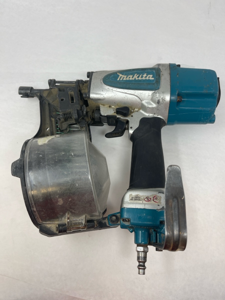 MAKITA AN613 21/2 IN. PNEUMATIC 15° SIDING COIL NAILER (yenkb) Very