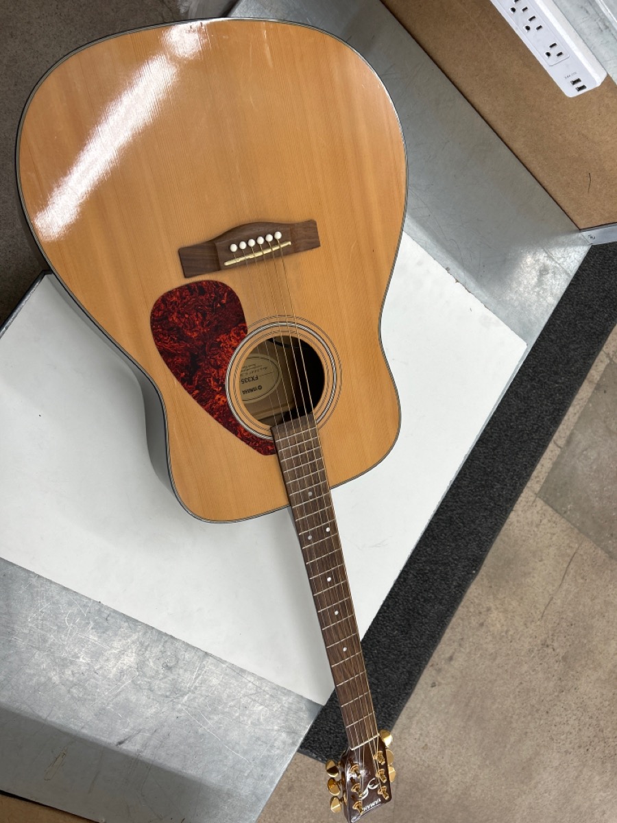 Yamaha FX335 RightHanded Acoustic/Electric Guitar Dreadnought Good