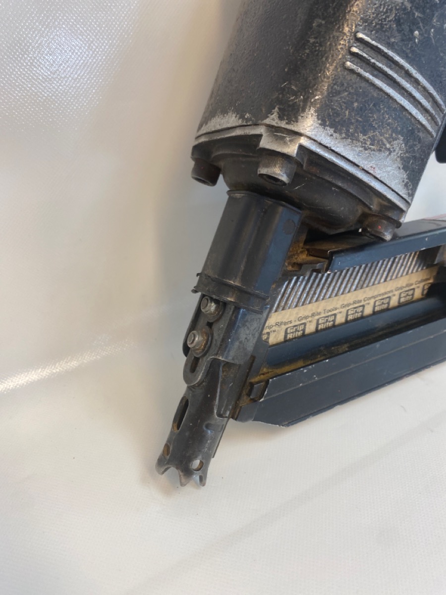 Senco FramePro 601 2Inch to 31/2Inch Clipped Head Framing Nailer