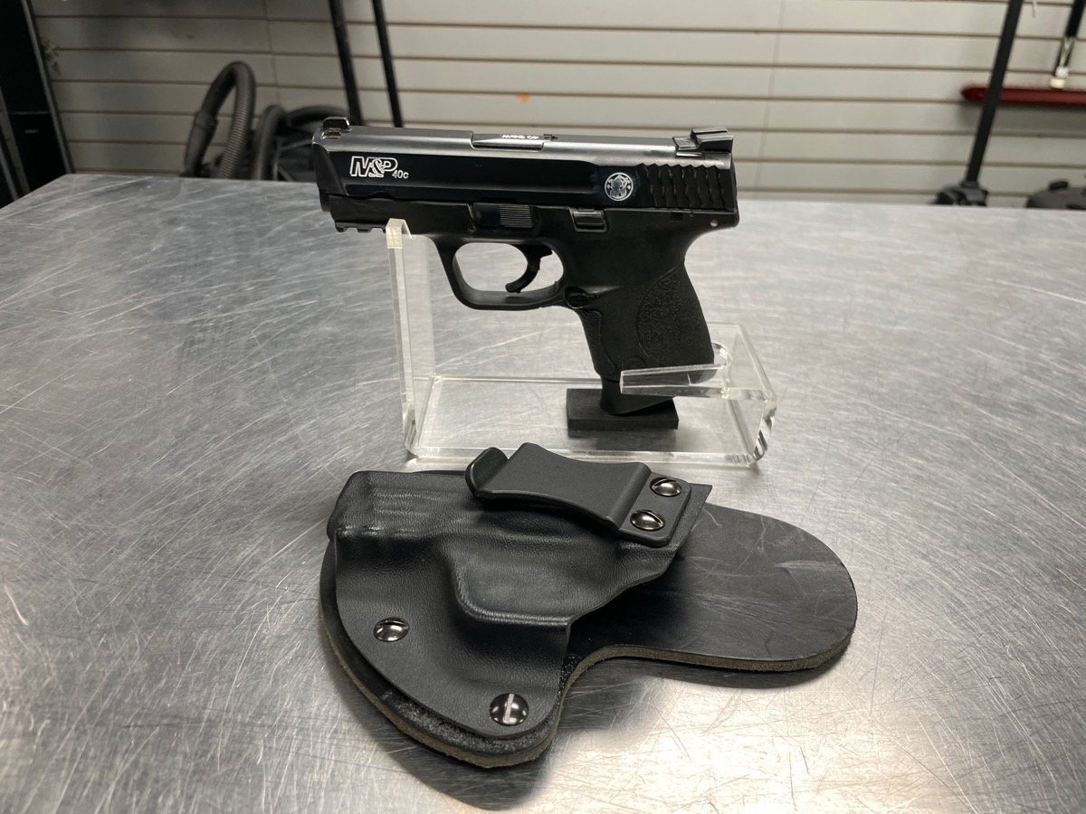 USED SMITH & WESSON M&P 40C PISTOL 1 9 ROUND MAG AND HOLSTER Good Crstfr, Inc Davenport IA