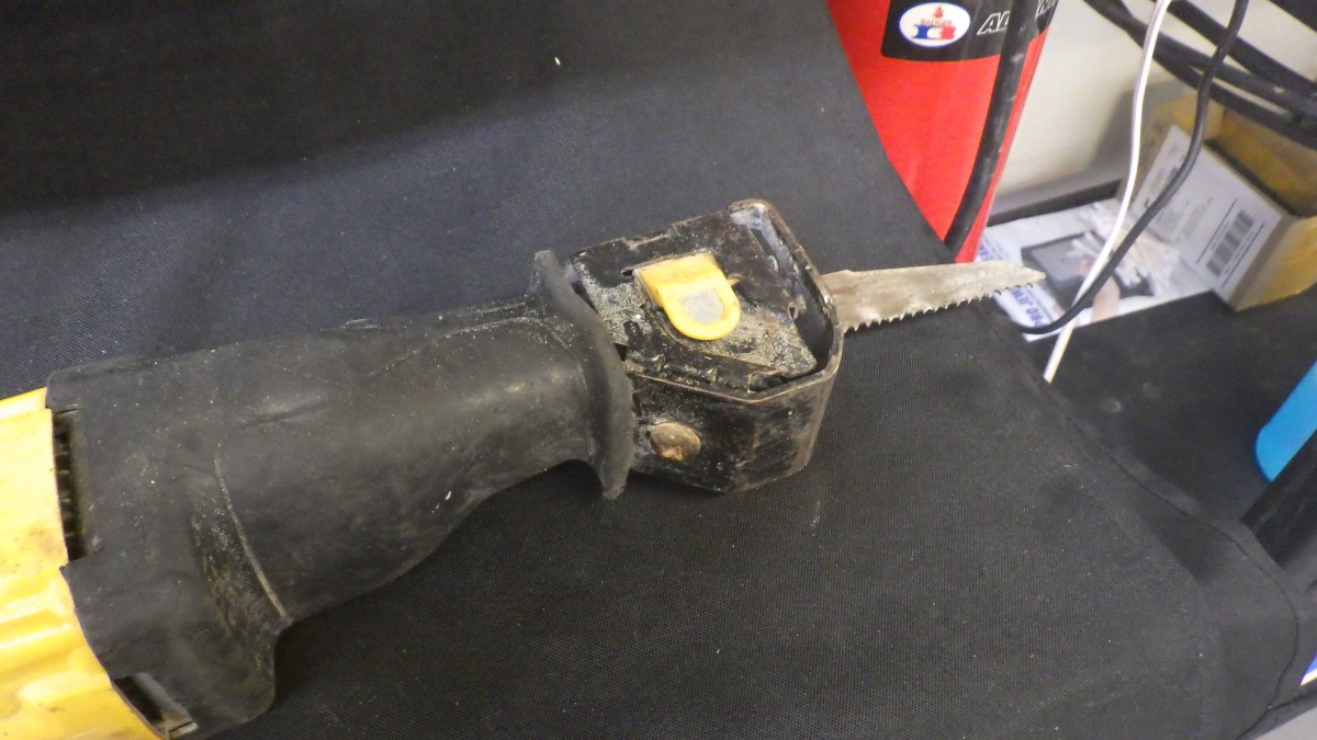 DEWALT 10AMP CORDED VARIABLE SPEED RECIPROCATING SAWDWE304 **AS IS