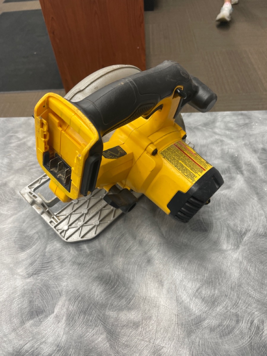 DEWALT 6 1/2 CIRCULAR SAW MODEL DCS391 Good Buya