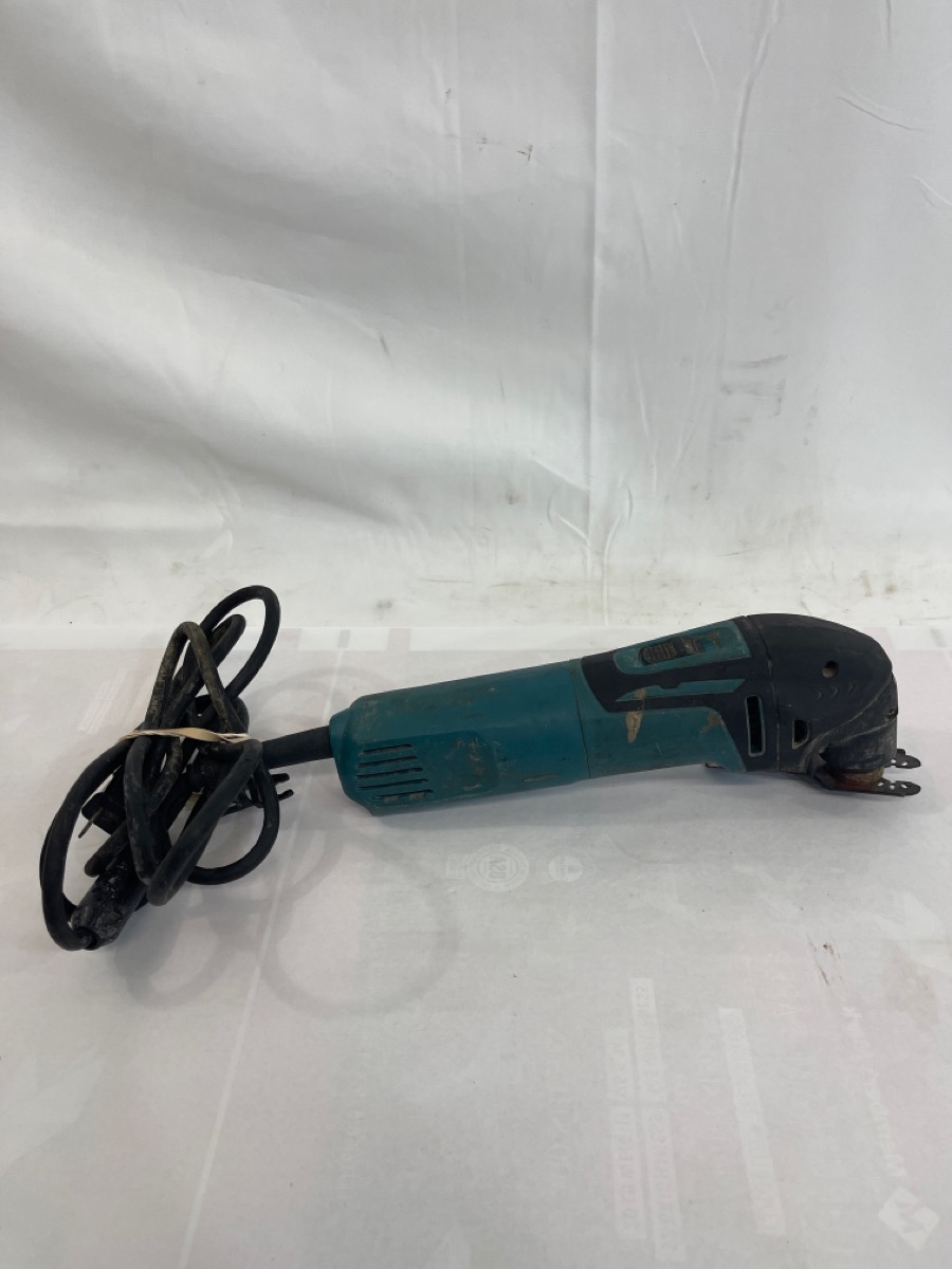 MAKITA TM3000C 3 AMP CORDED VARIABLE SPEED OSCILLATING MULTITOOL (me