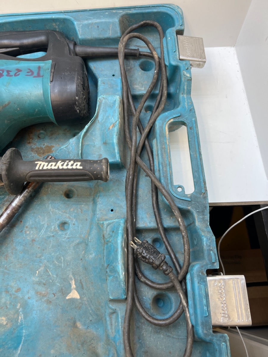 Makita HR4002 19/16 in. SDSMAX Rotary Hammer Drill With Case Very Good Liberty Pawn & Gold