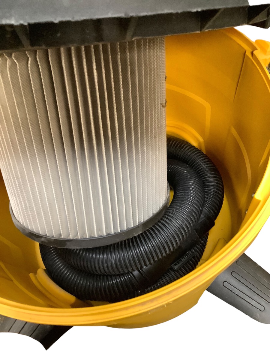 DEWALT 9GAL WET/DRY VACUUM WITH HOSE (DXV09P) Good Buya