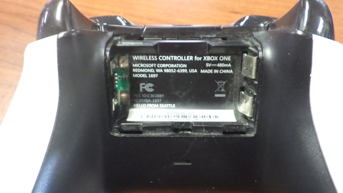 MICROSOFT XBOX ONE CONTROLLER, !FOR PARTS! MODEL 1697, COLOR WHITE