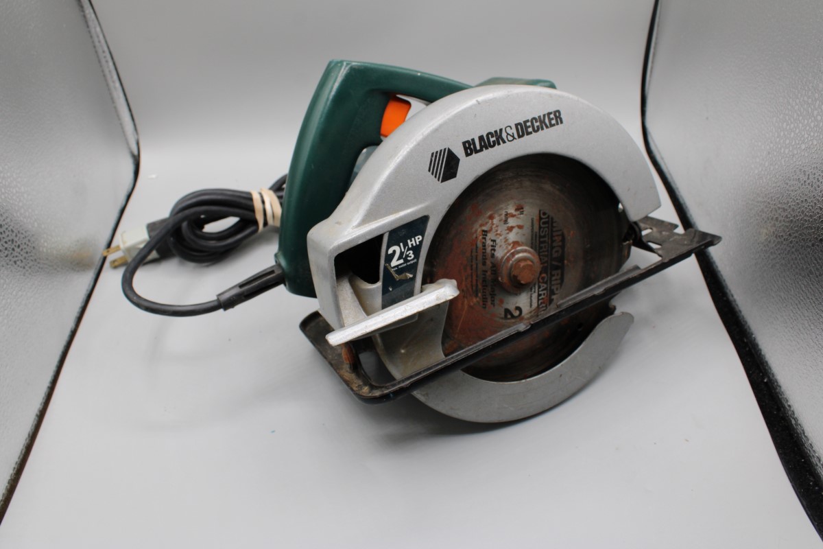 BLACK & DECKER CIRCULAR SAW 7359 Good Buya