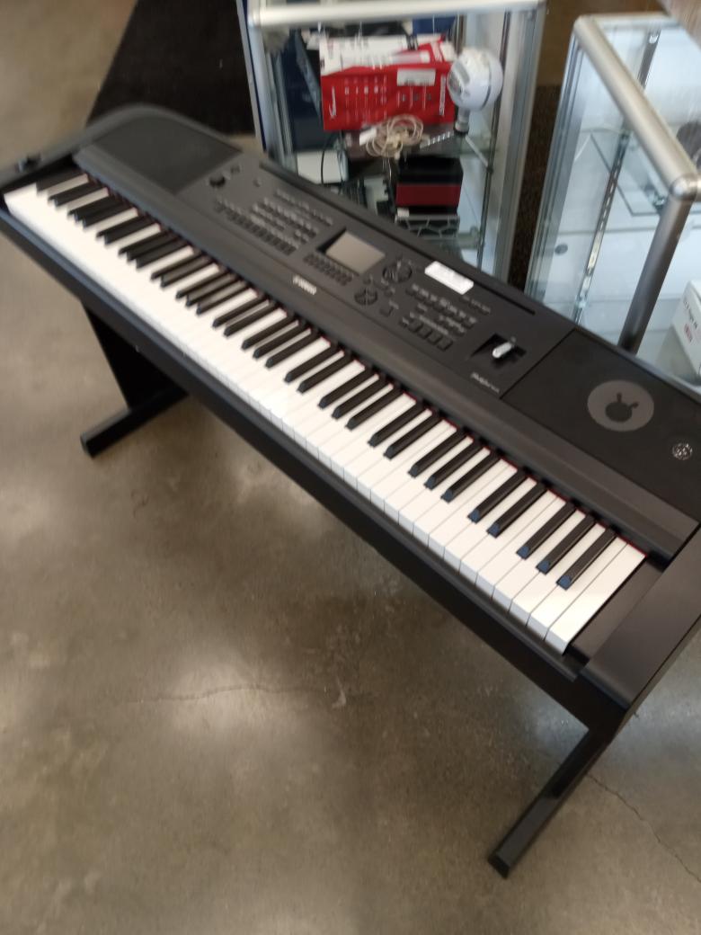 YAMAHA PORTABLE GRAND DGX670 Like New Pawn 1 Spokane WA