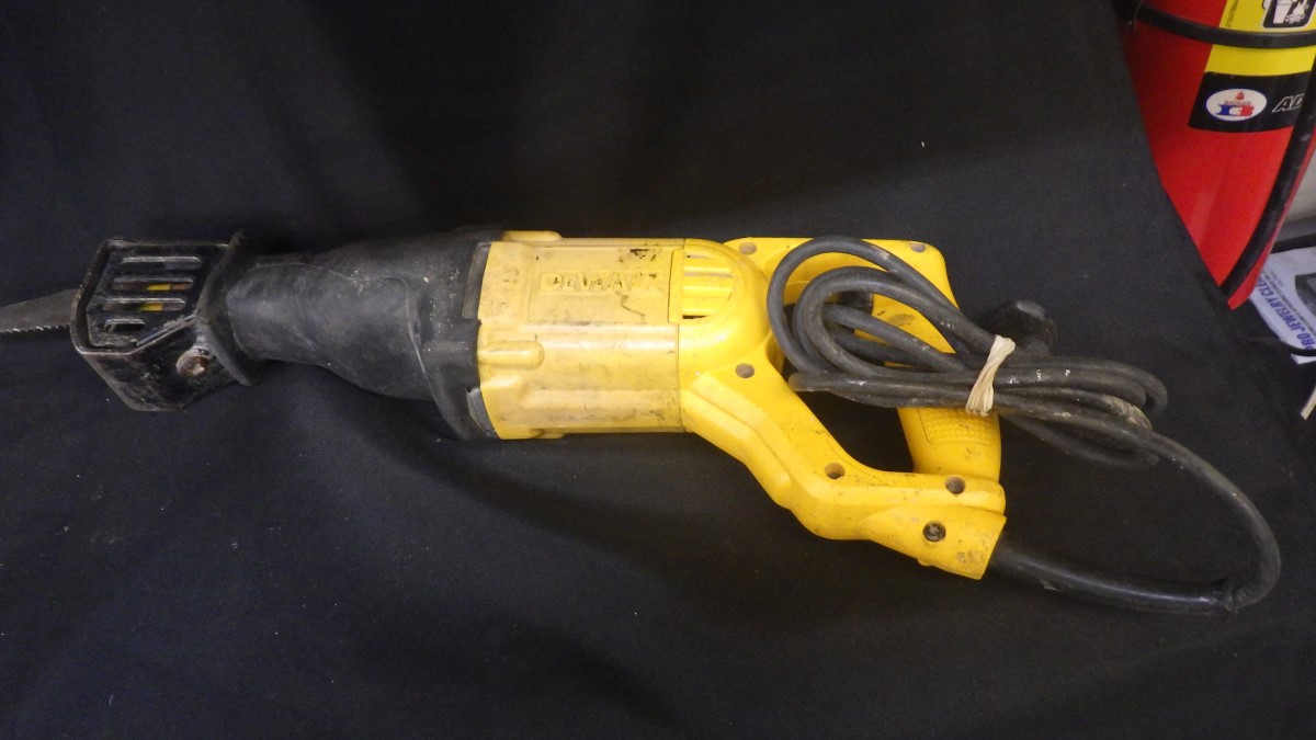DEWALT 10AMP CORDED VARIABLE SPEED RECIPROCATING SAWDWE304 **AS IS