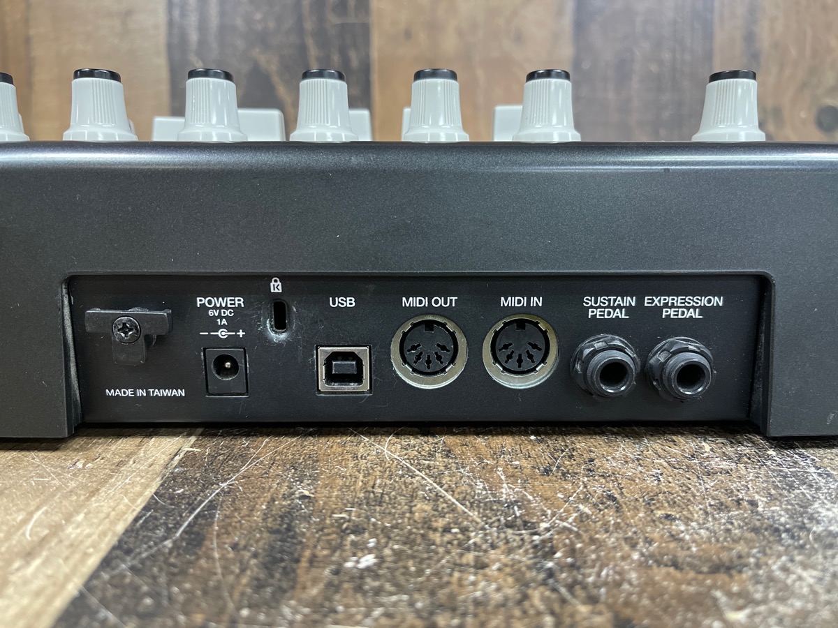 AKAI MPK49 USB/MIDI KEYBOARD (THE GREY PADS HAVE TO BE PUSHED IN REALLY