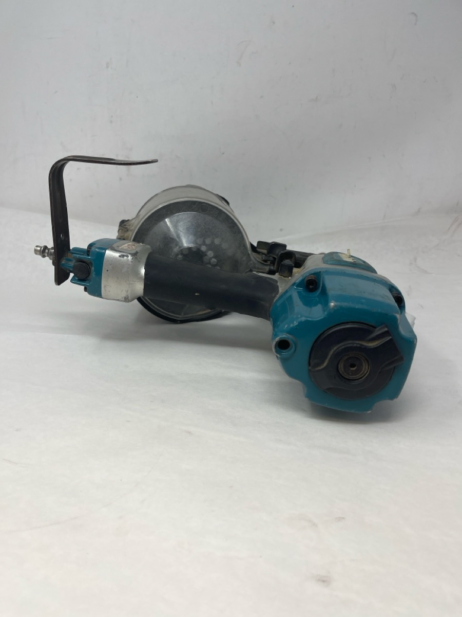 MAKITA AN613 21/2 IN. PNEUMATIC 15° SIDING COIL NAILER (yenkb) Very