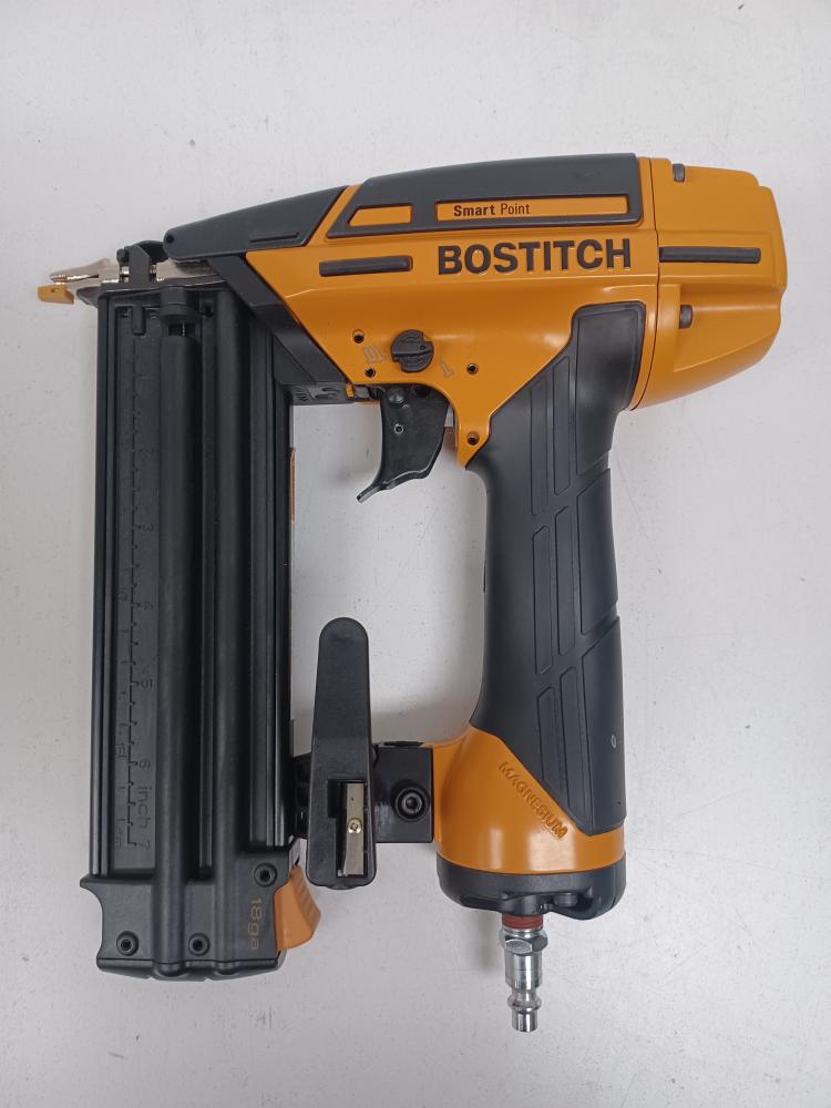 BOSTITCH 18GA BRAD NAILER W/CASE Very Good Buya