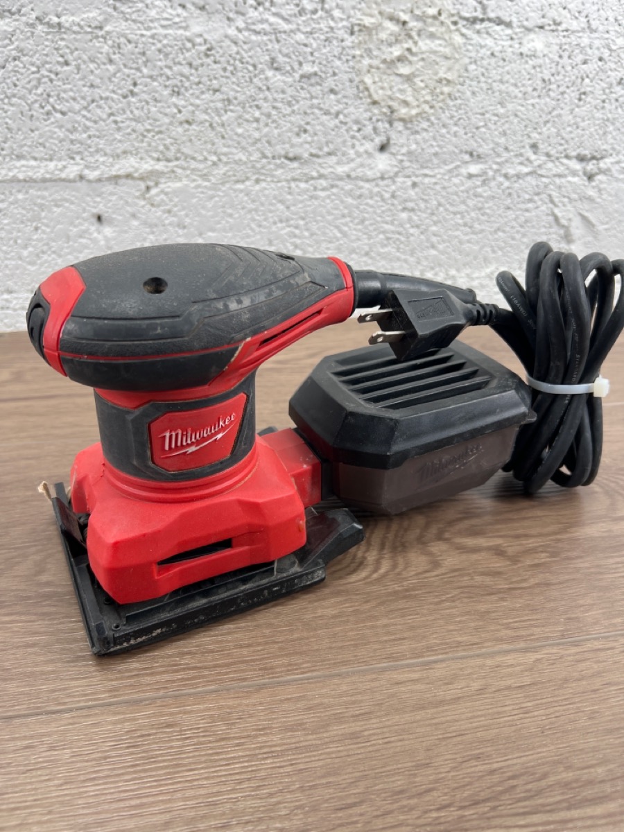MILWAUKEE TOOLS 603321 3 AMP 1/4 SHEET CORDED PALM SANDER Very Good