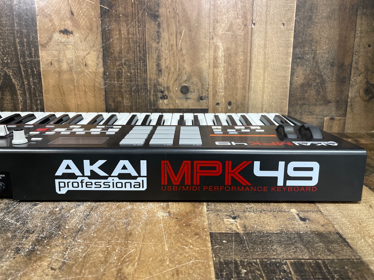 AKAI MPK49 USB/MIDI KEYBOARD (THE GREY PADS HAVE TO BE PUSHED IN REALLY