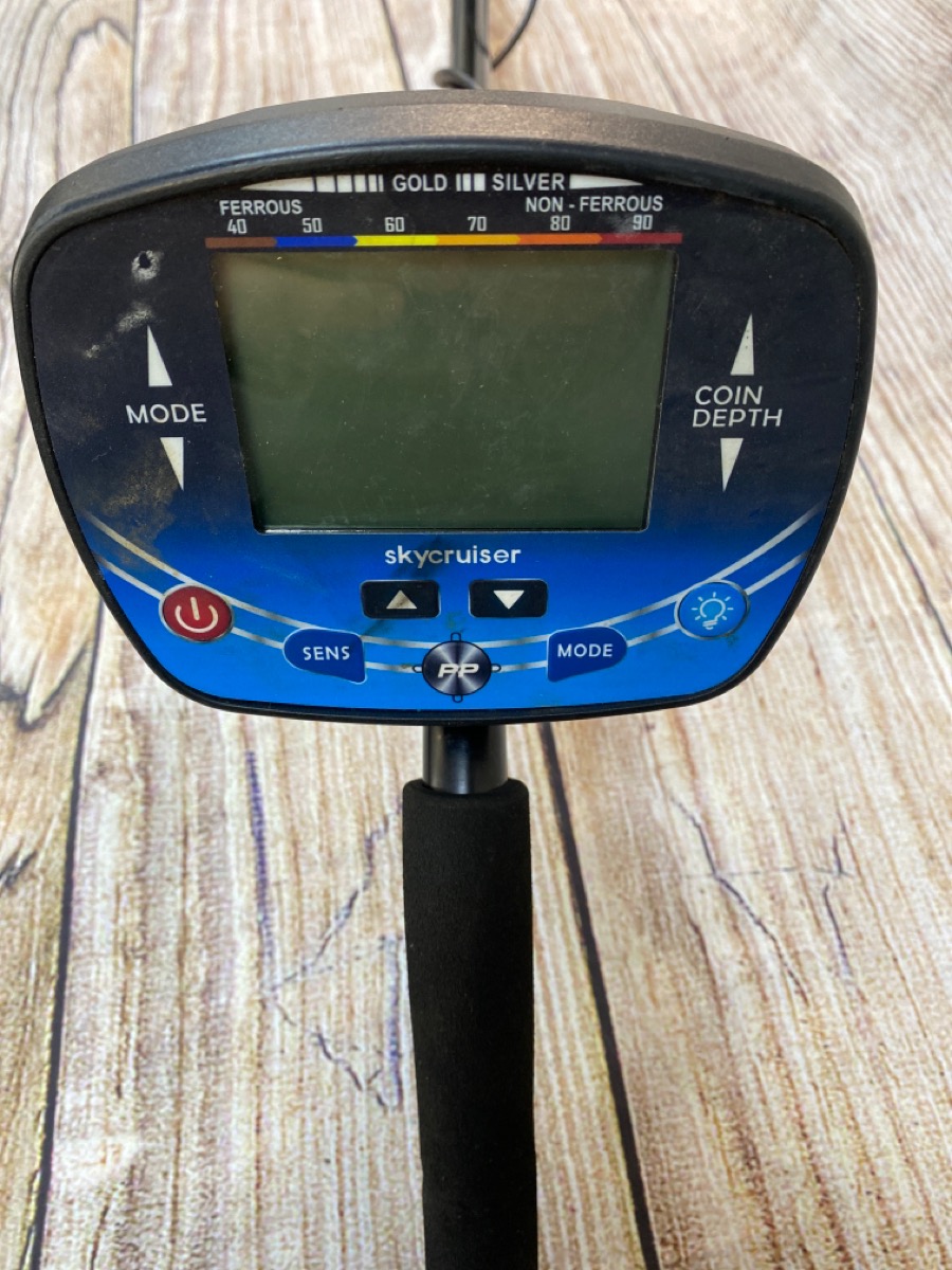 Skycruiser Metal Detector w/ Carrying Case Good Buya