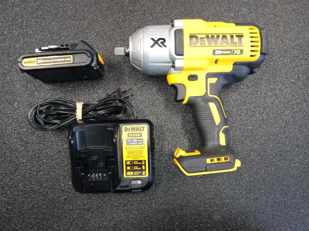 DEWALT IMPACT WRENCH W/BATTERY AND CHARGER MODEL DCF899 Very Good