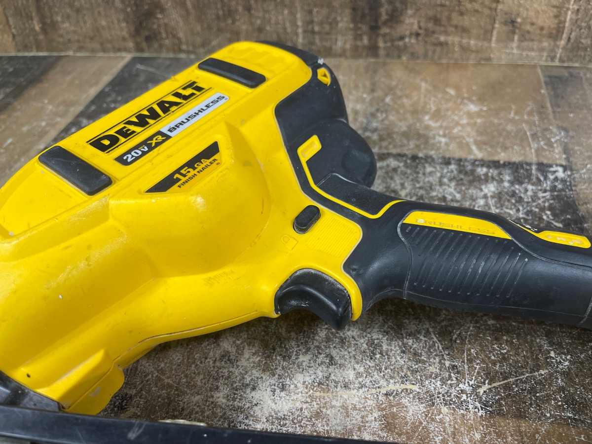 DEWALT DCN650 20V MAX XR LITHIUMION CORDLESS 15GAUGE ANGLED FINISH NAILER Very Good Buya